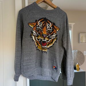 Amazing tiger sweater! Fits also size S. Great condition